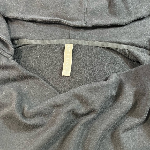 Athleta Purana Wrap Sweatshirt Black Size Medium Pockets Tumb-hole  Oversized - Picture 4 of 11